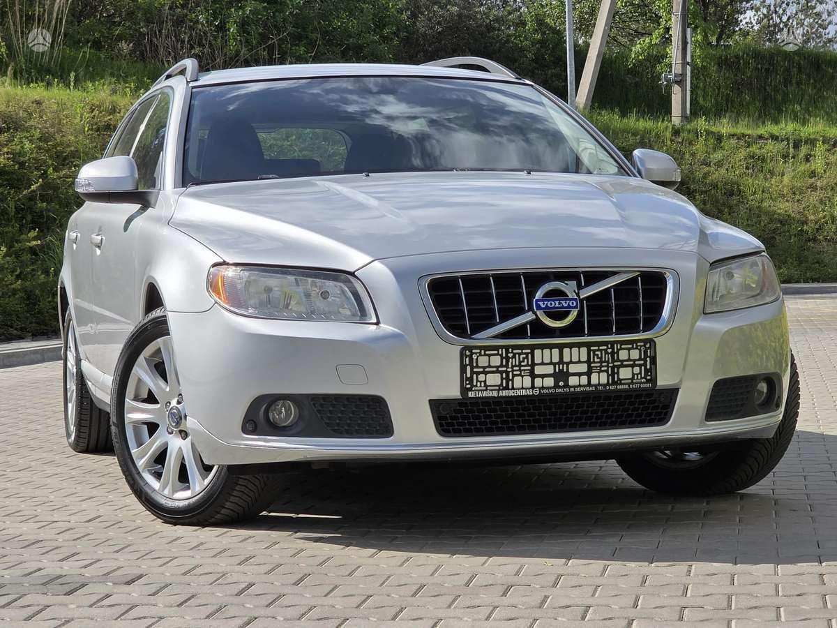 Volvo V70 2010 — rear view
