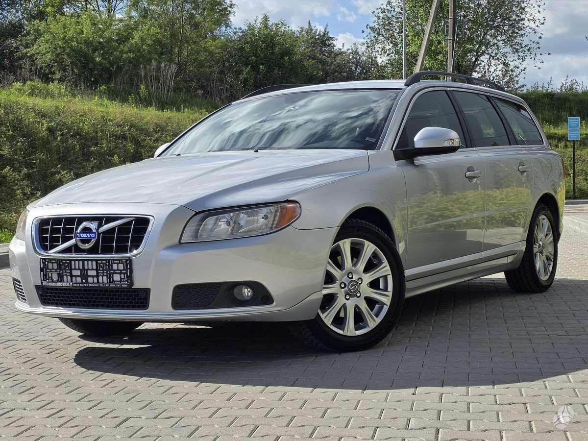 Volvo V70 2010 — interior
