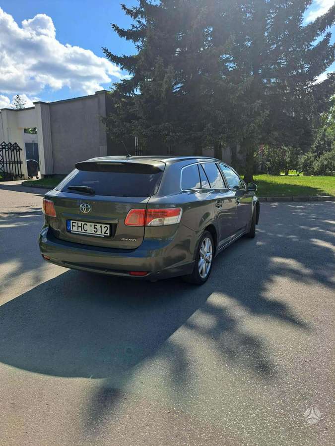 Toyota Avensis 2011 — rear view