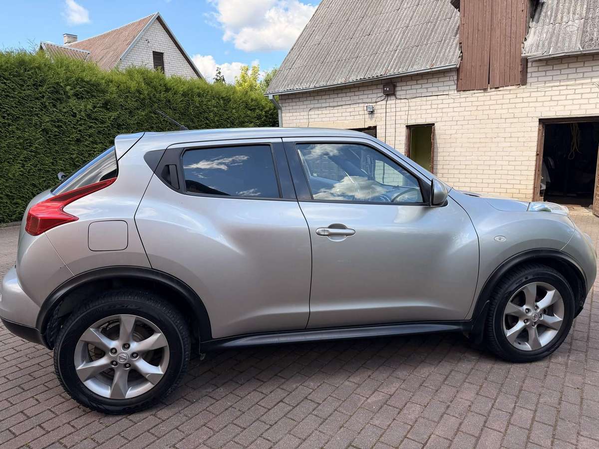 Nissan Juke 2011 — rear view