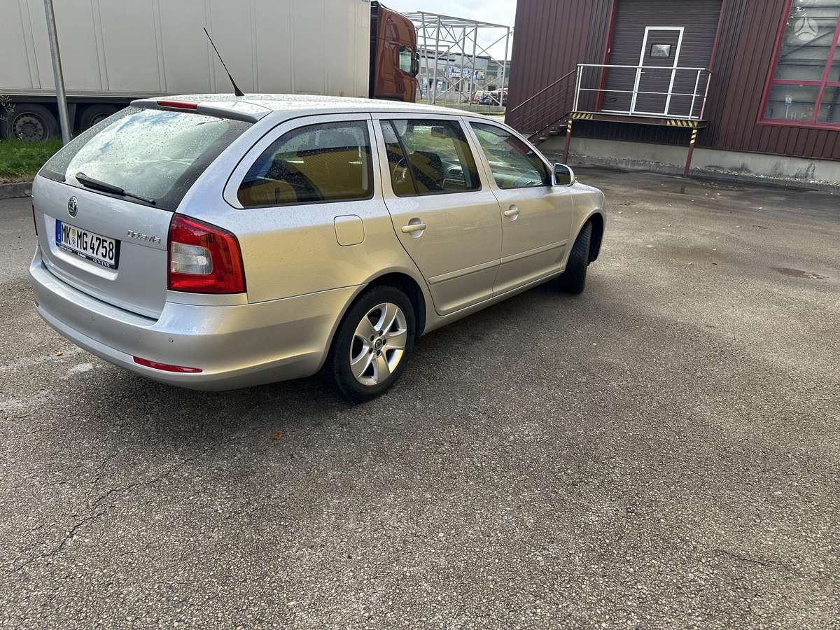 Skoda Octavia 2010 — engine 1598 cm³, 105 HP (77kW)