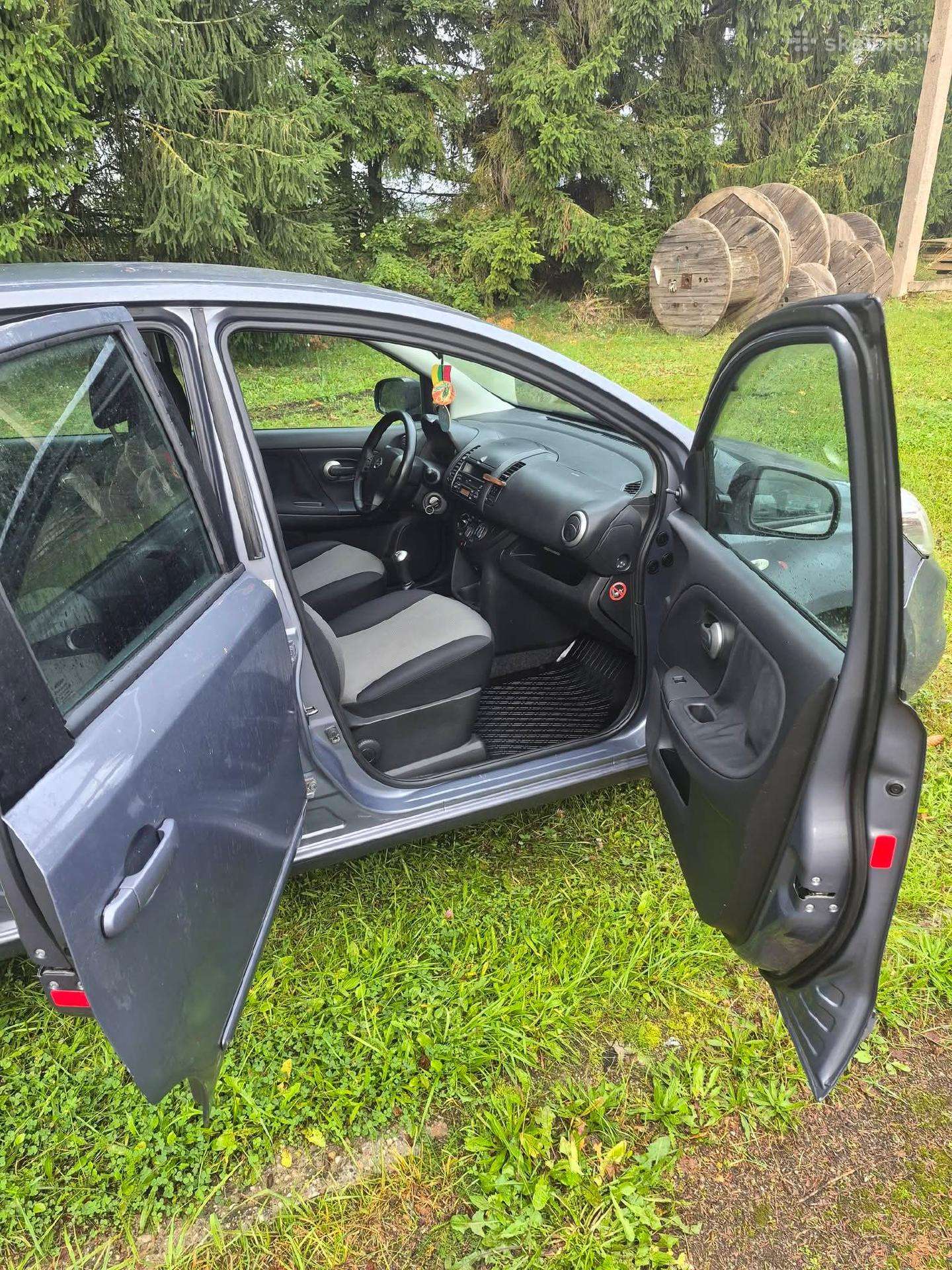 Nissan Note 2009 — вигляд ззаду