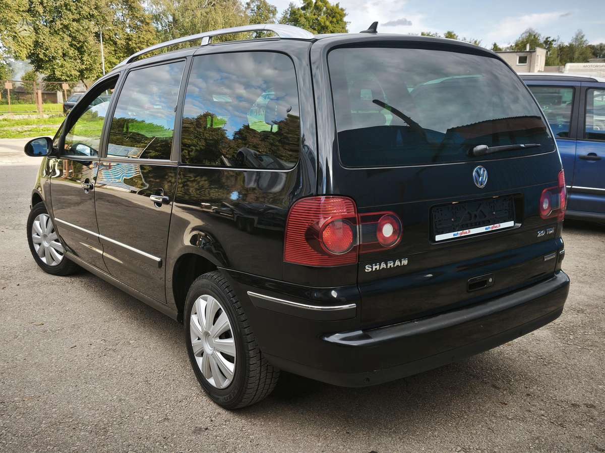 Volkswagen Sharan 2009 — вигляд ззаду