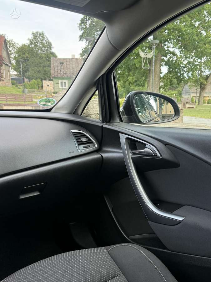 Opel Astra 2013 — photo 11