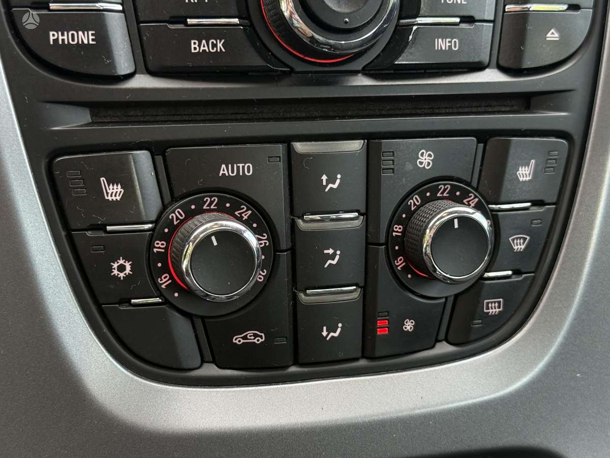 Opel Astra 2013 — photo 19