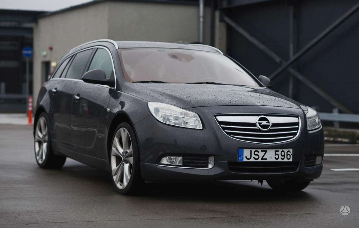 Opel Insignia 2010 — салон
