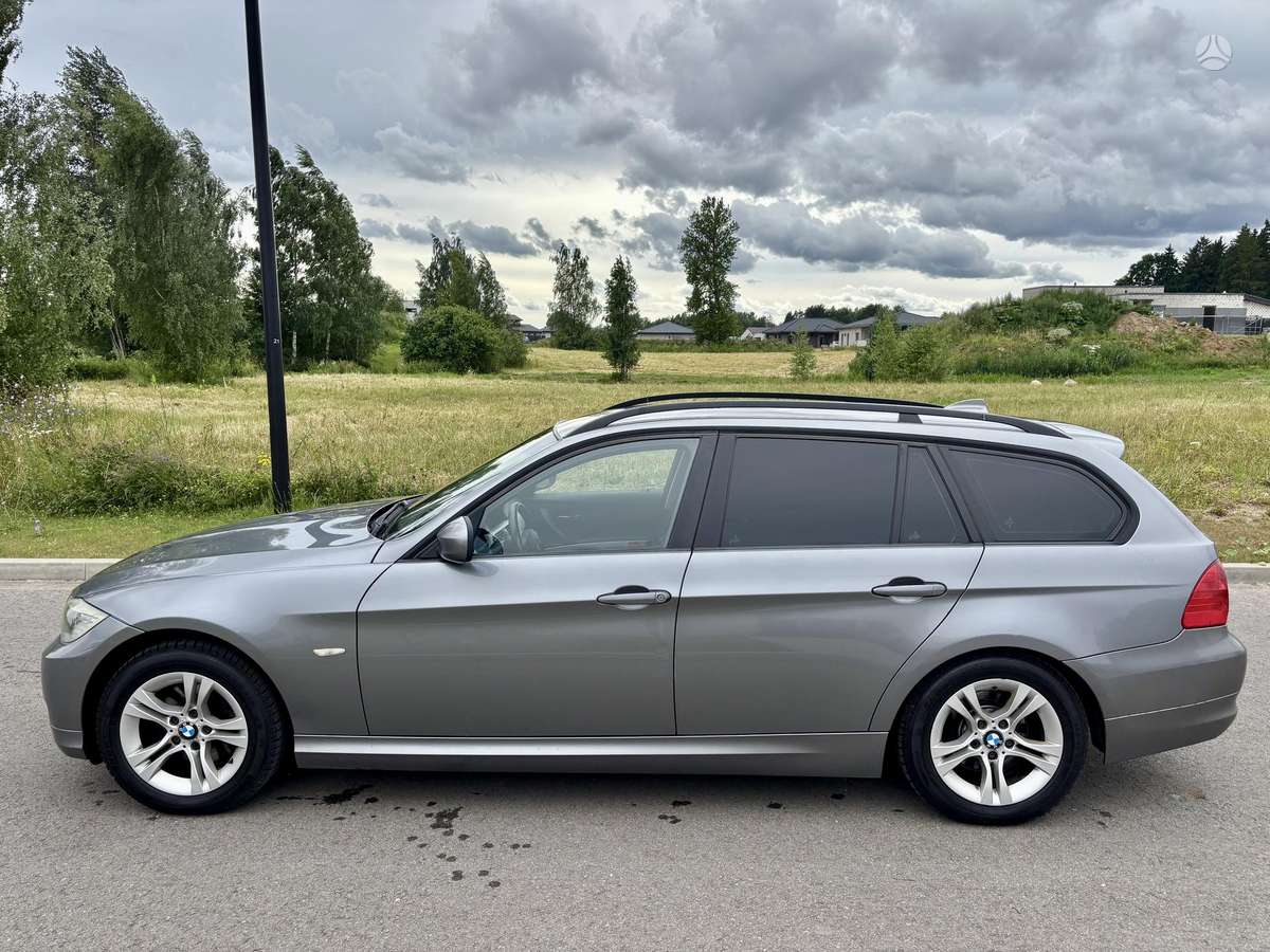 BMW 320 2008 — rear view