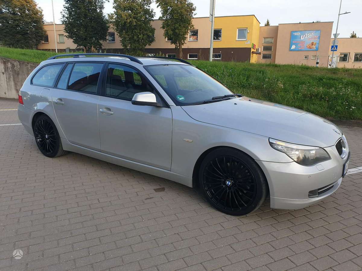 BMW 525 2010 — вигляд ззаду