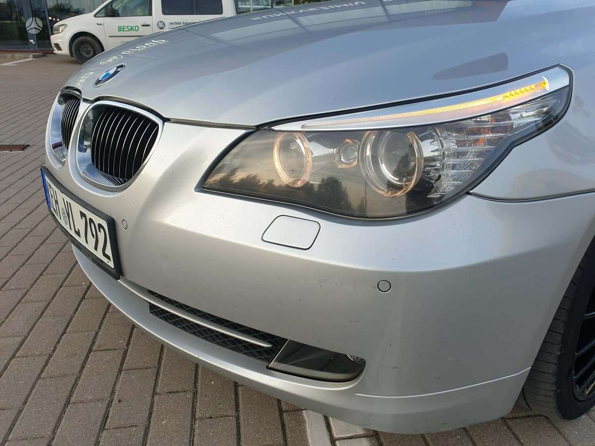 BMW 525 2010 — салон