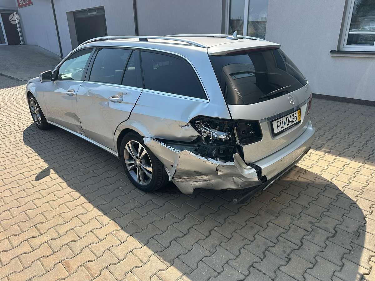 Mercedes-Benz E220 2015 — вигляд ззаду