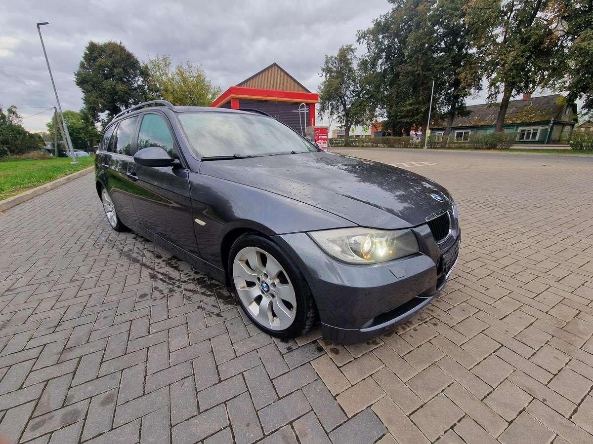 BMW 320 2008 — rear view
