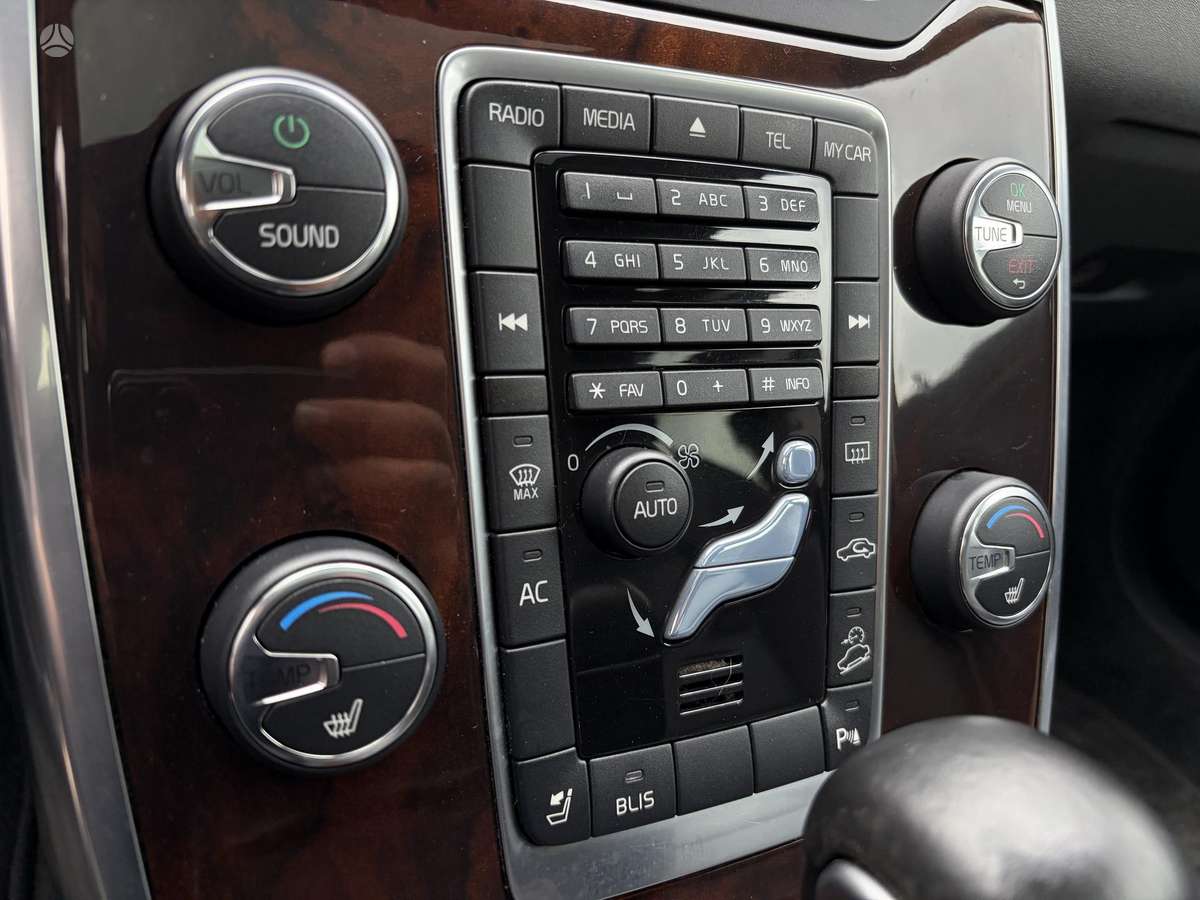 Volvo XC70 2012 — photo 12