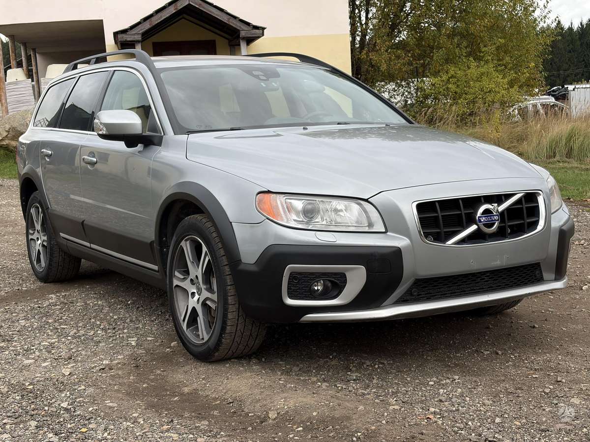 Volvo XC70 2012 — rear view