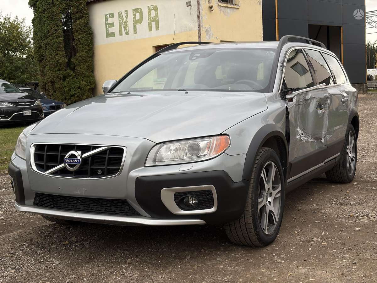 Volvo XC70 2012 — interior
