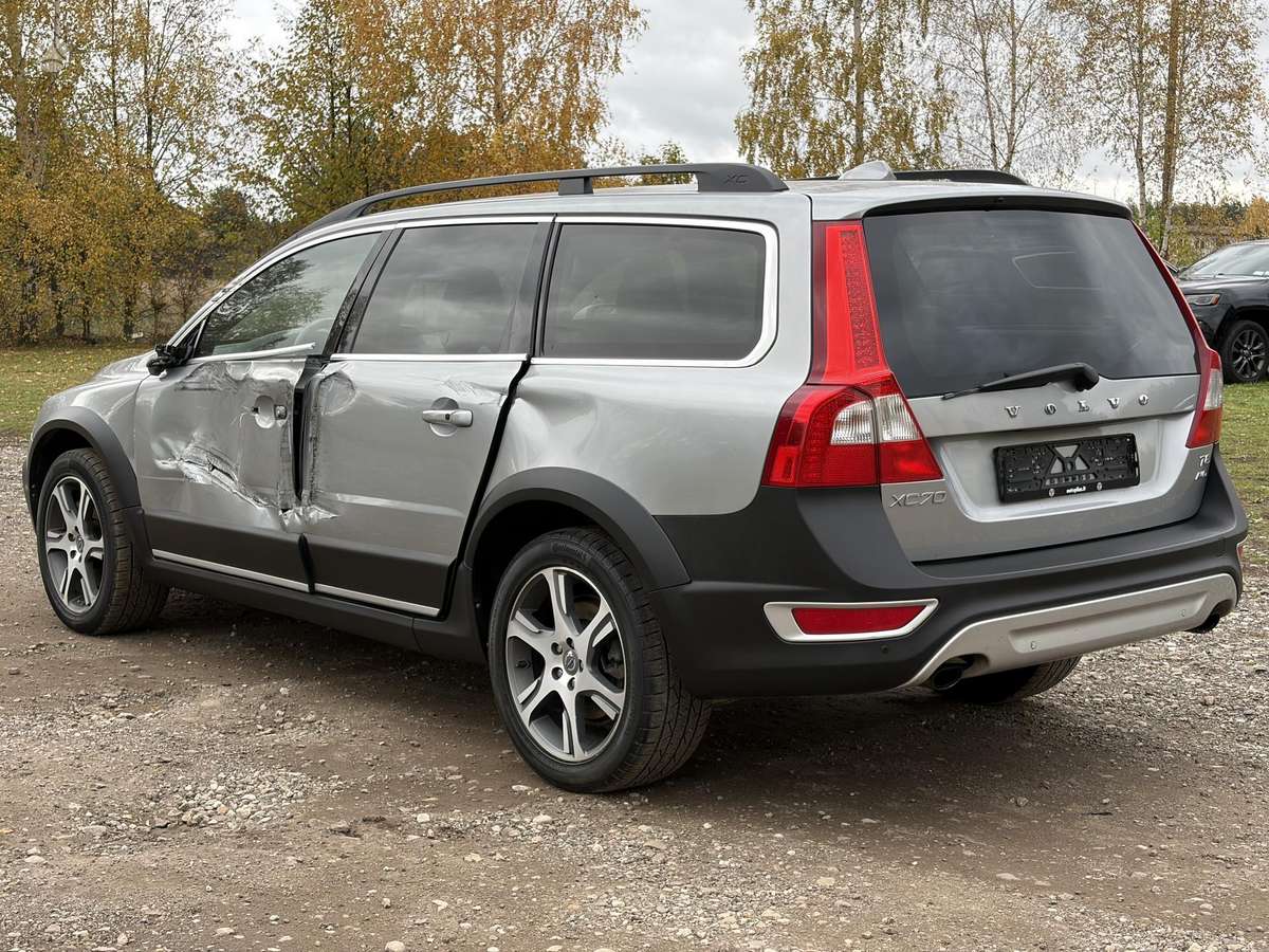 Volvo XC70 2012 — engine 2953 cm³, 305 HP (224kW)