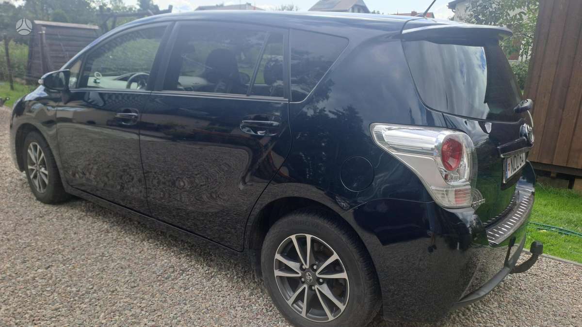 Toyota Verso 2014 — вигляд ззаду