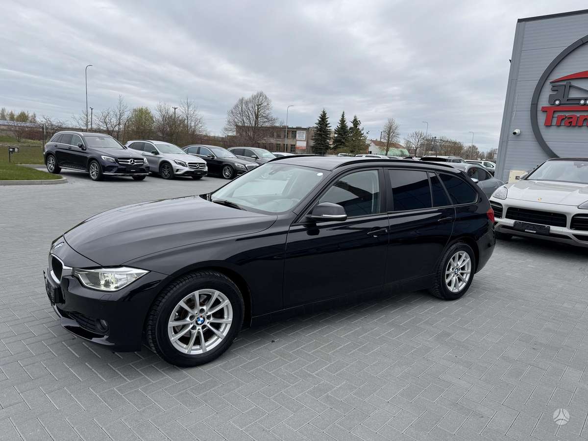 BMW 318 2015 — rear view