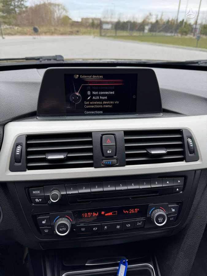 BMW 318 2015 — photo 24