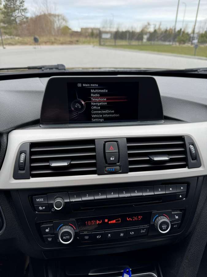 BMW 318 2015 — photo 29