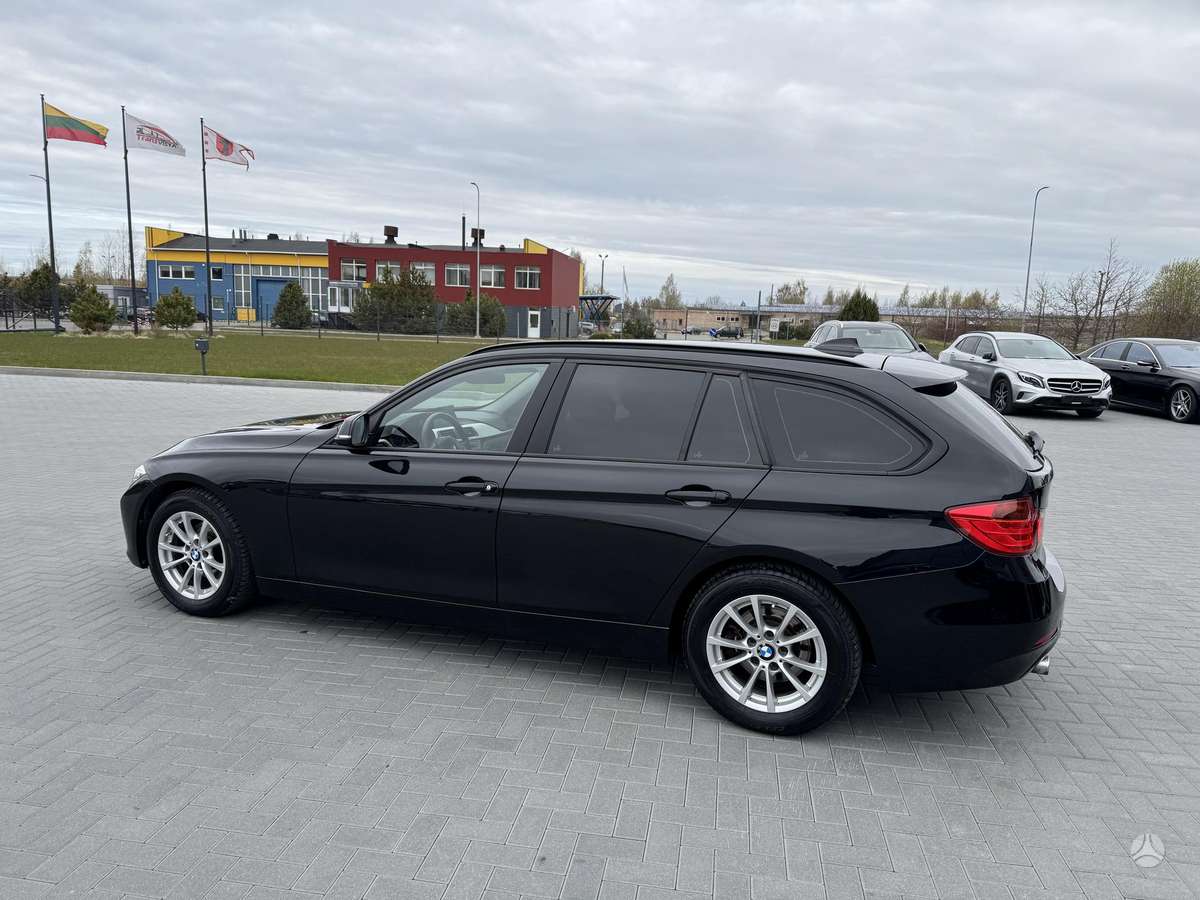 BMW 318 2015 — interior