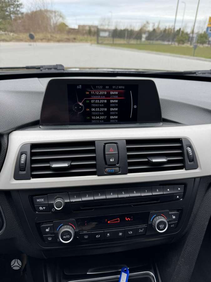 BMW 318 2015 — photo 36