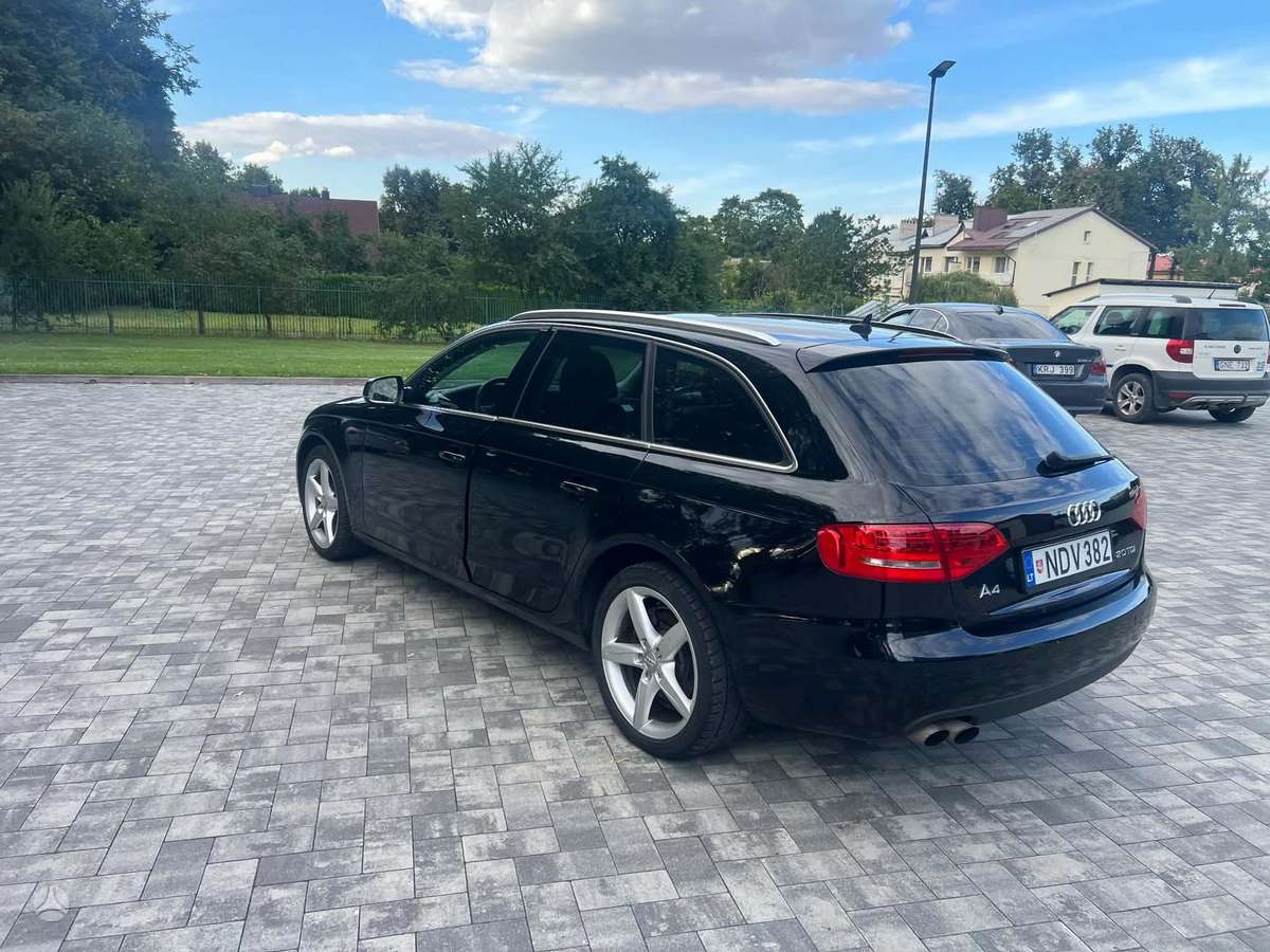 Audi A4 2010 — салон
