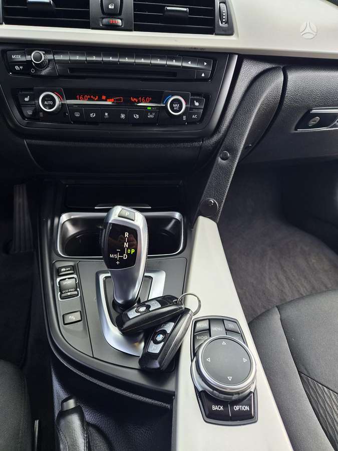 BMW 318 2015 — photo 12