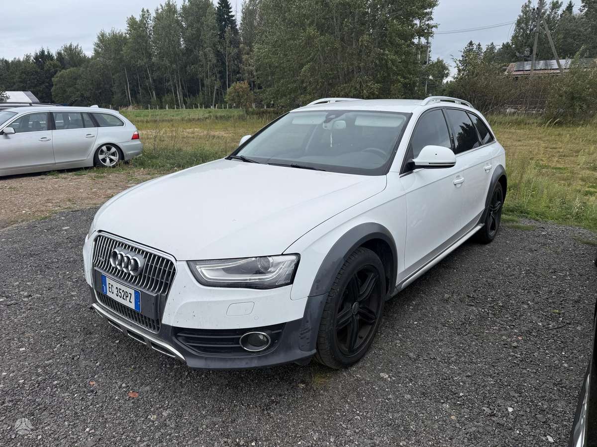 Audi A4 2012 — салон