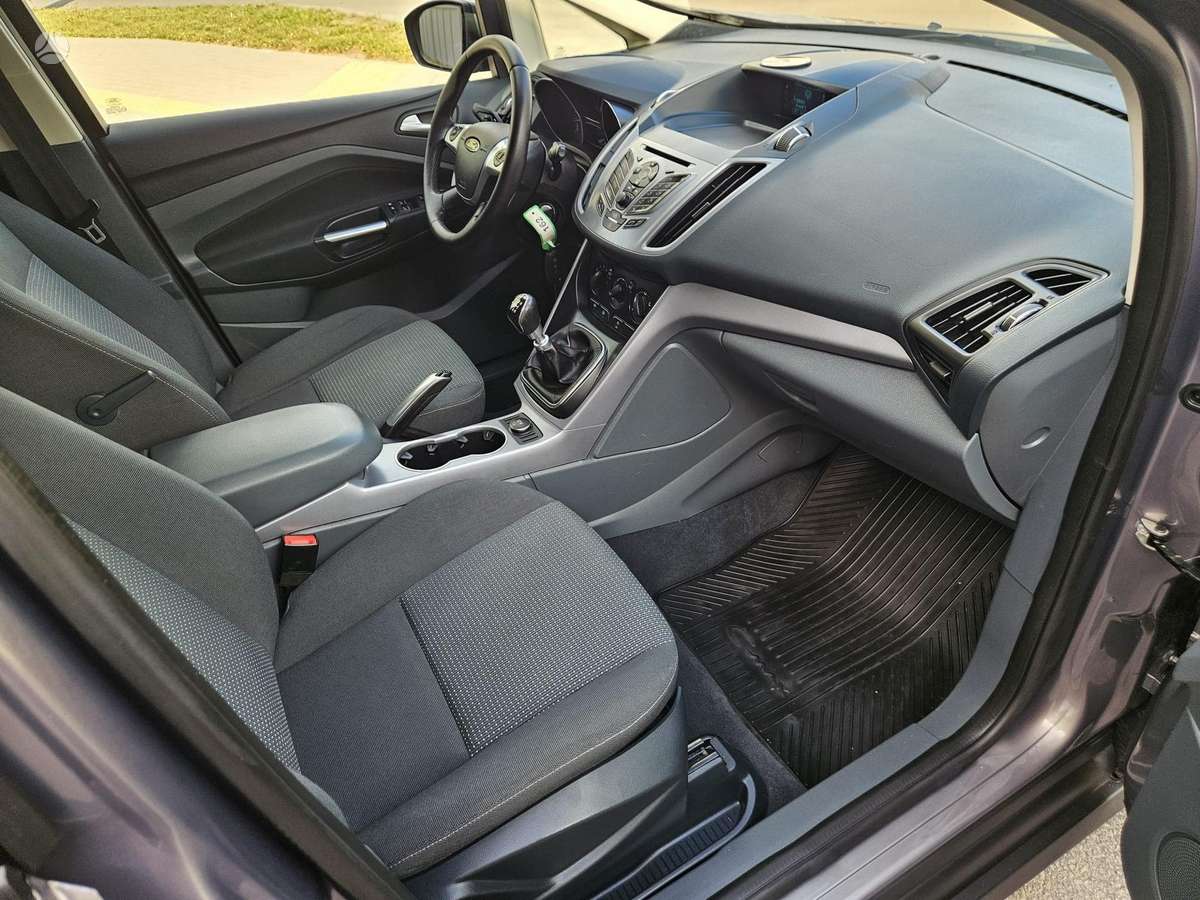 Ford Grand 2015 — photo 12
