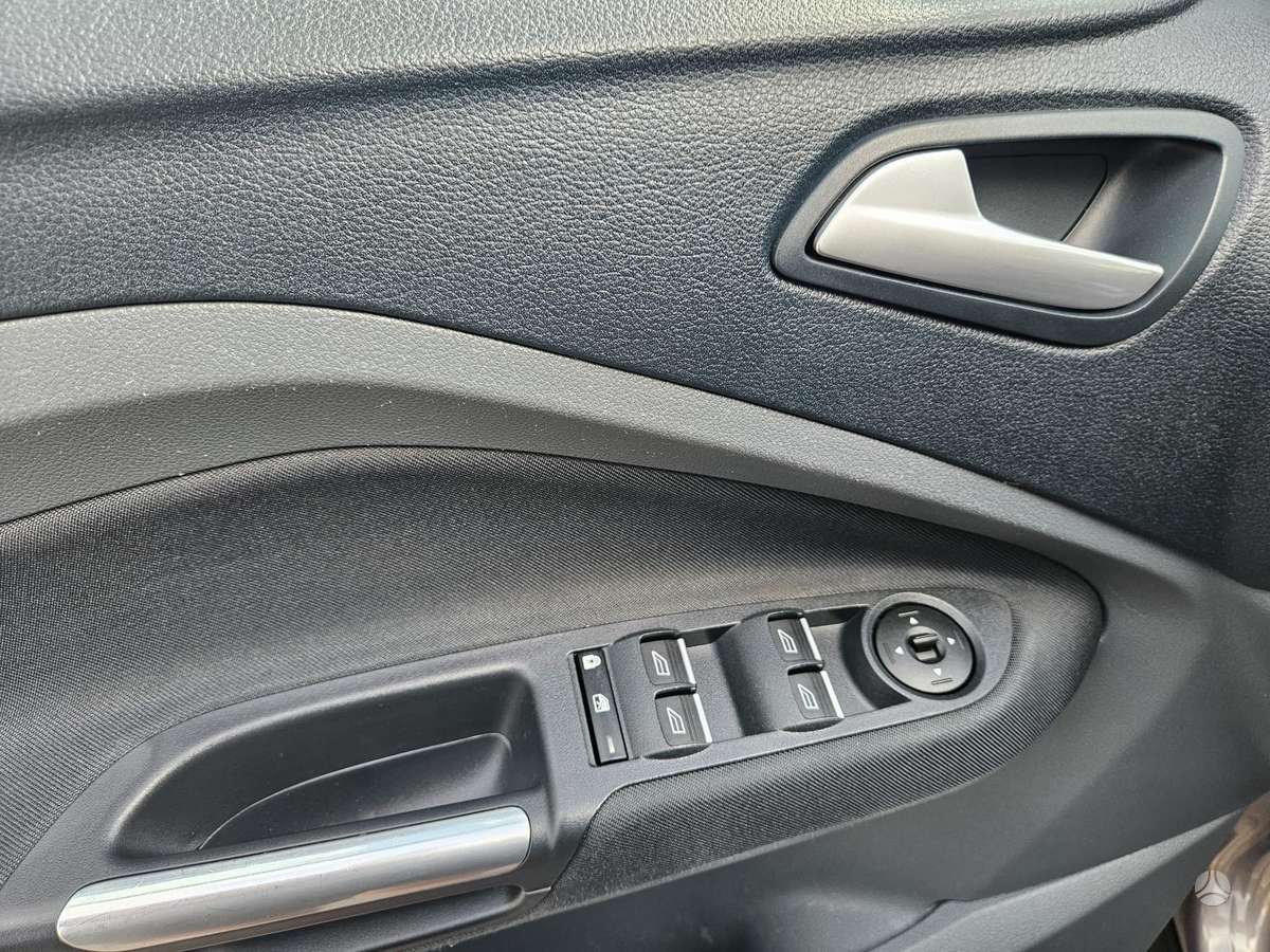 Ford Grand 2015 — photo 21