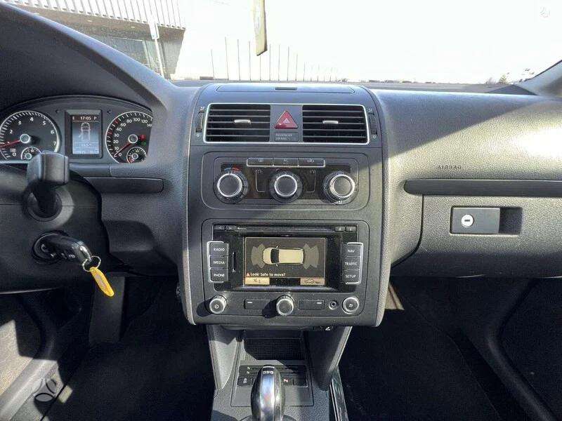 Volkswagen Touran 2010 — photo 16