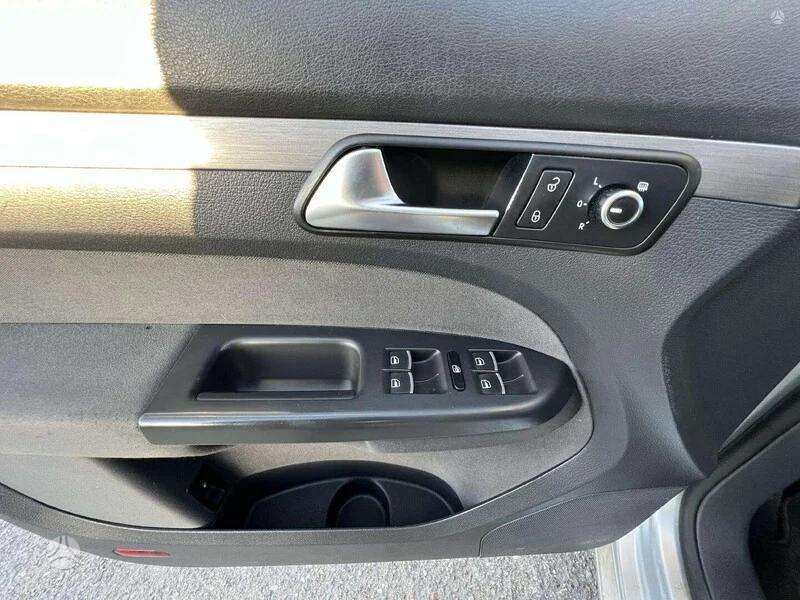 Volkswagen Touran 2010 — photo 18