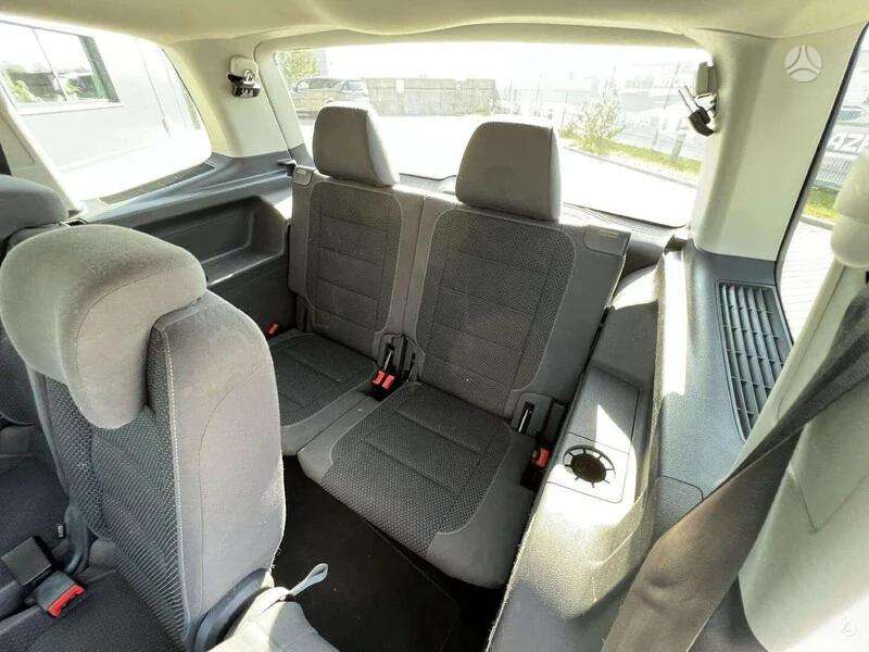 Volkswagen Touran 2010 — photo 24