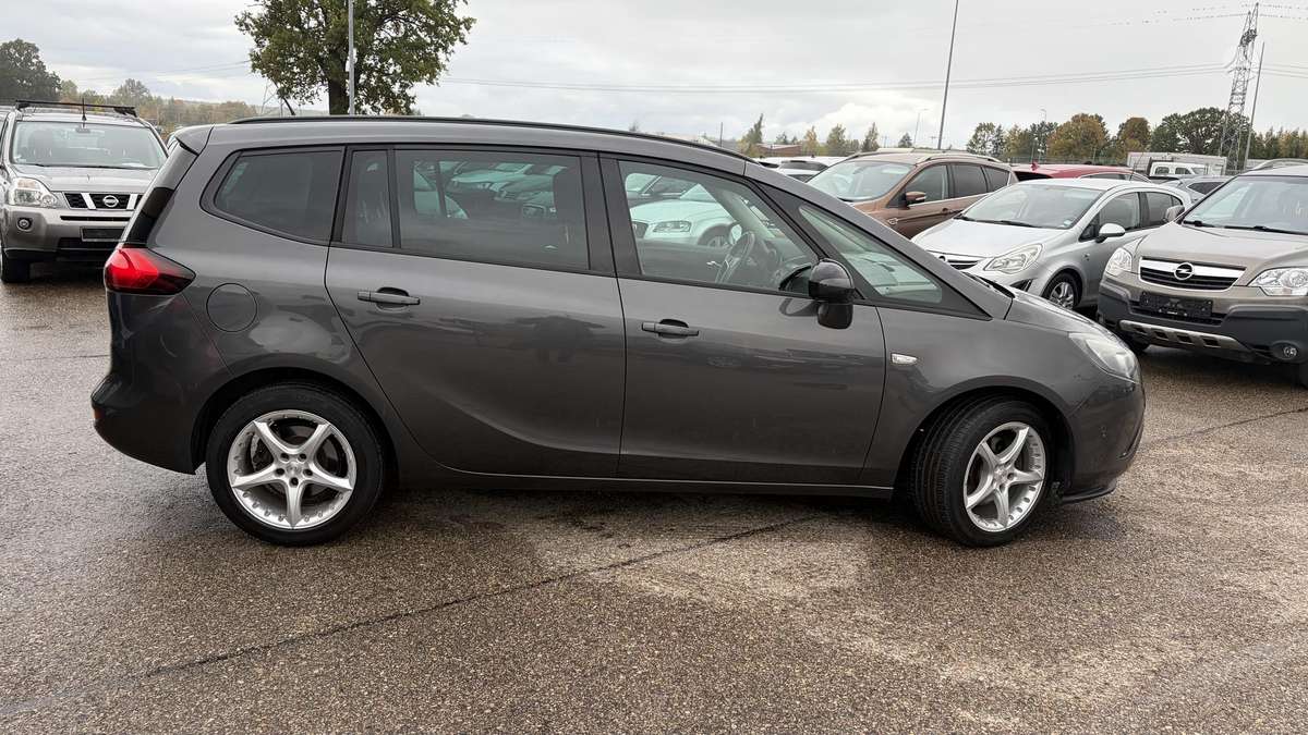 Opel Zafira 2013 — rear view