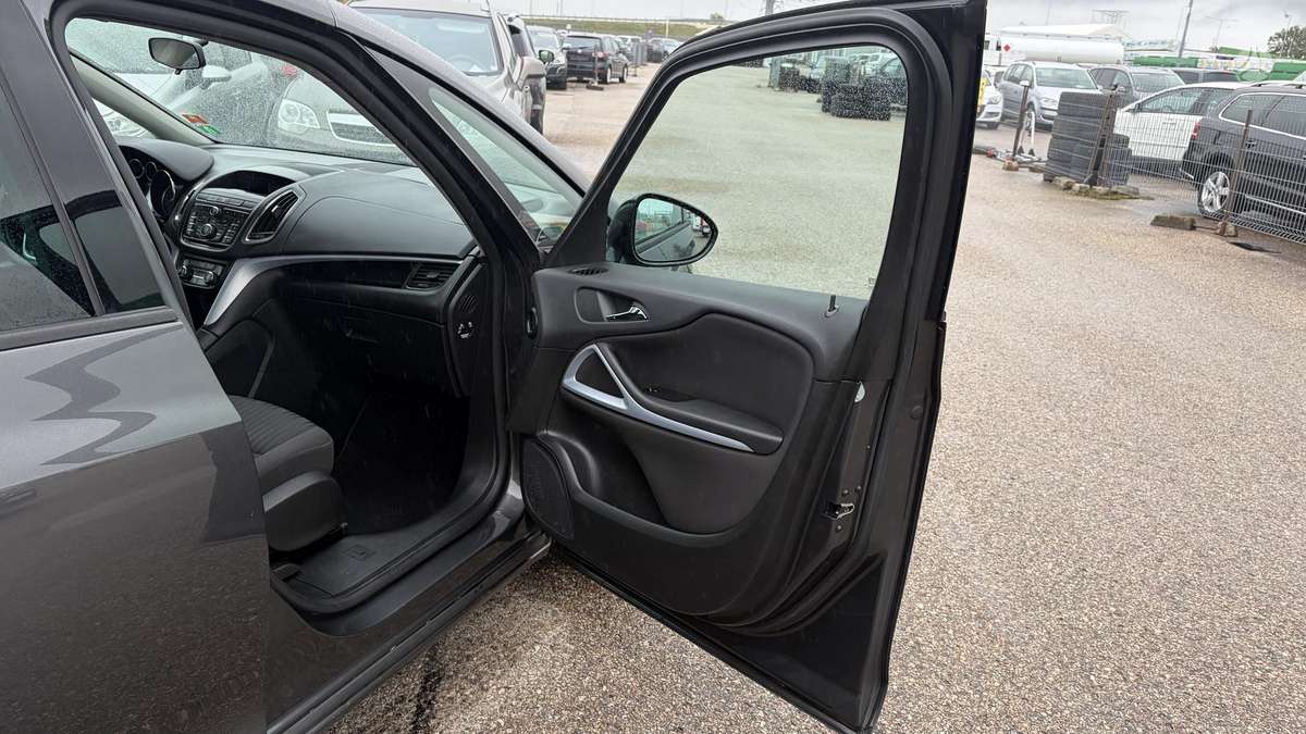 Opel Zafira 2013 — photo 20