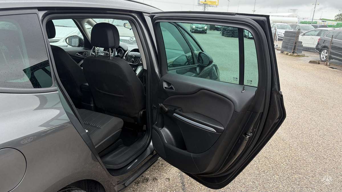 Opel Zafira 2013 — photo 22