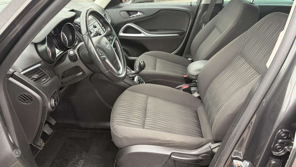 Opel Zafira 2013 — photo 27