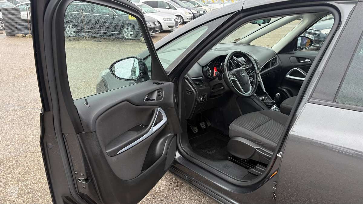 Opel Zafira 2013 — photo 28