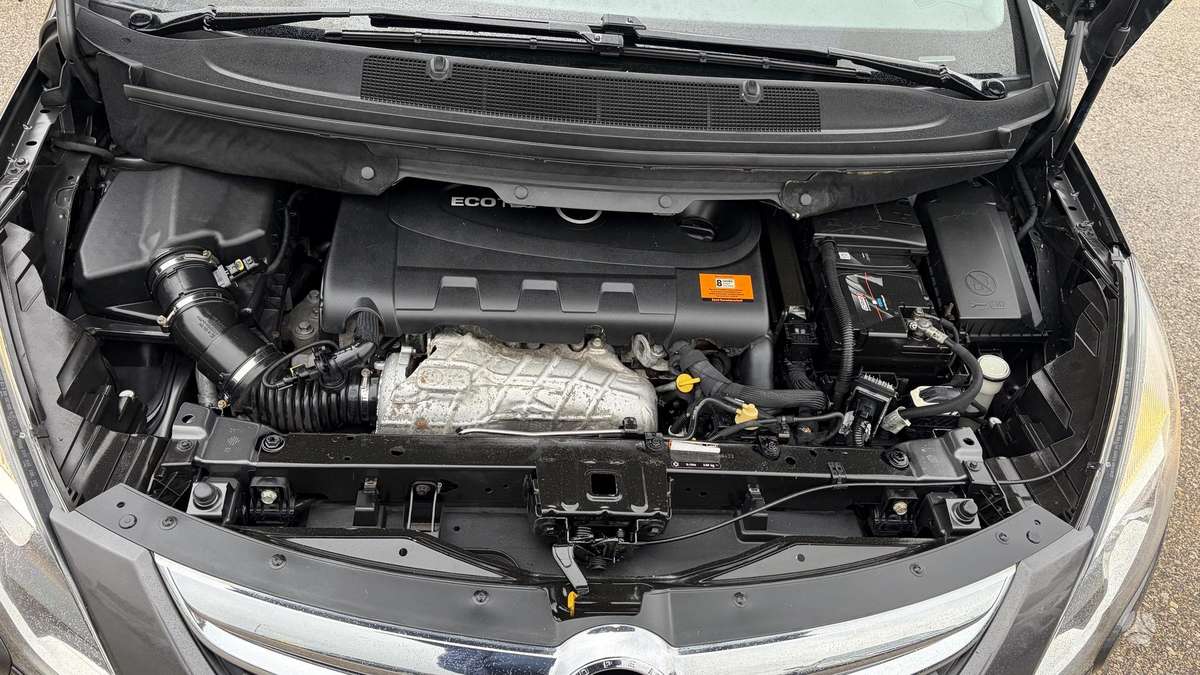 Opel Zafira 2013 — photo 34