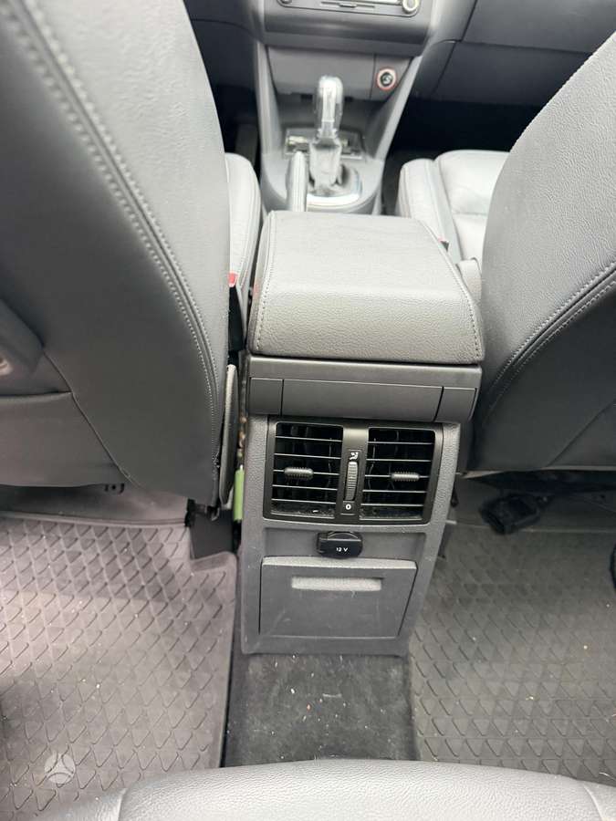 Volkswagen Touran 2013 — photo 21