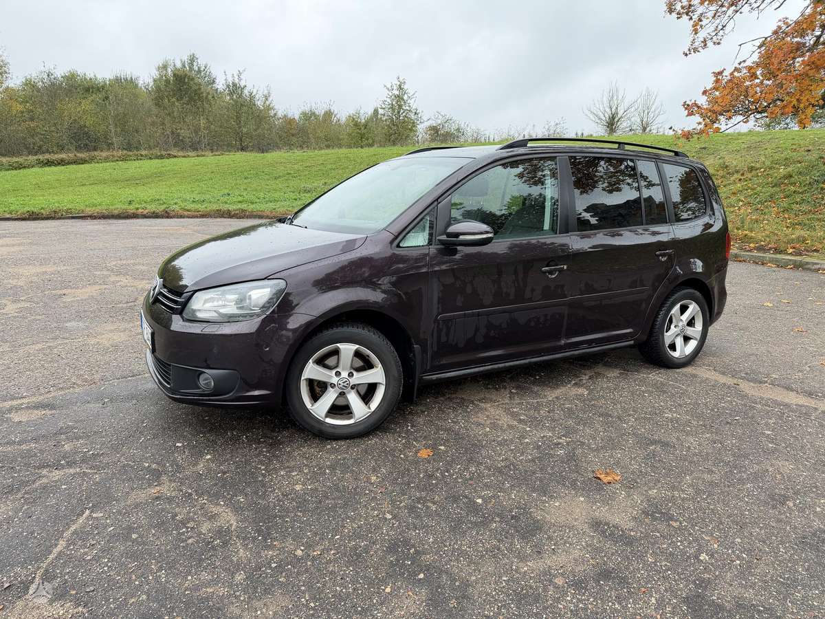 Volkswagen Touran 2013 — interior