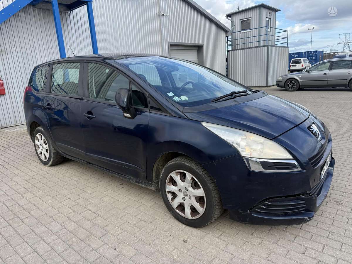 Peugeot 5008 2011 — rear view