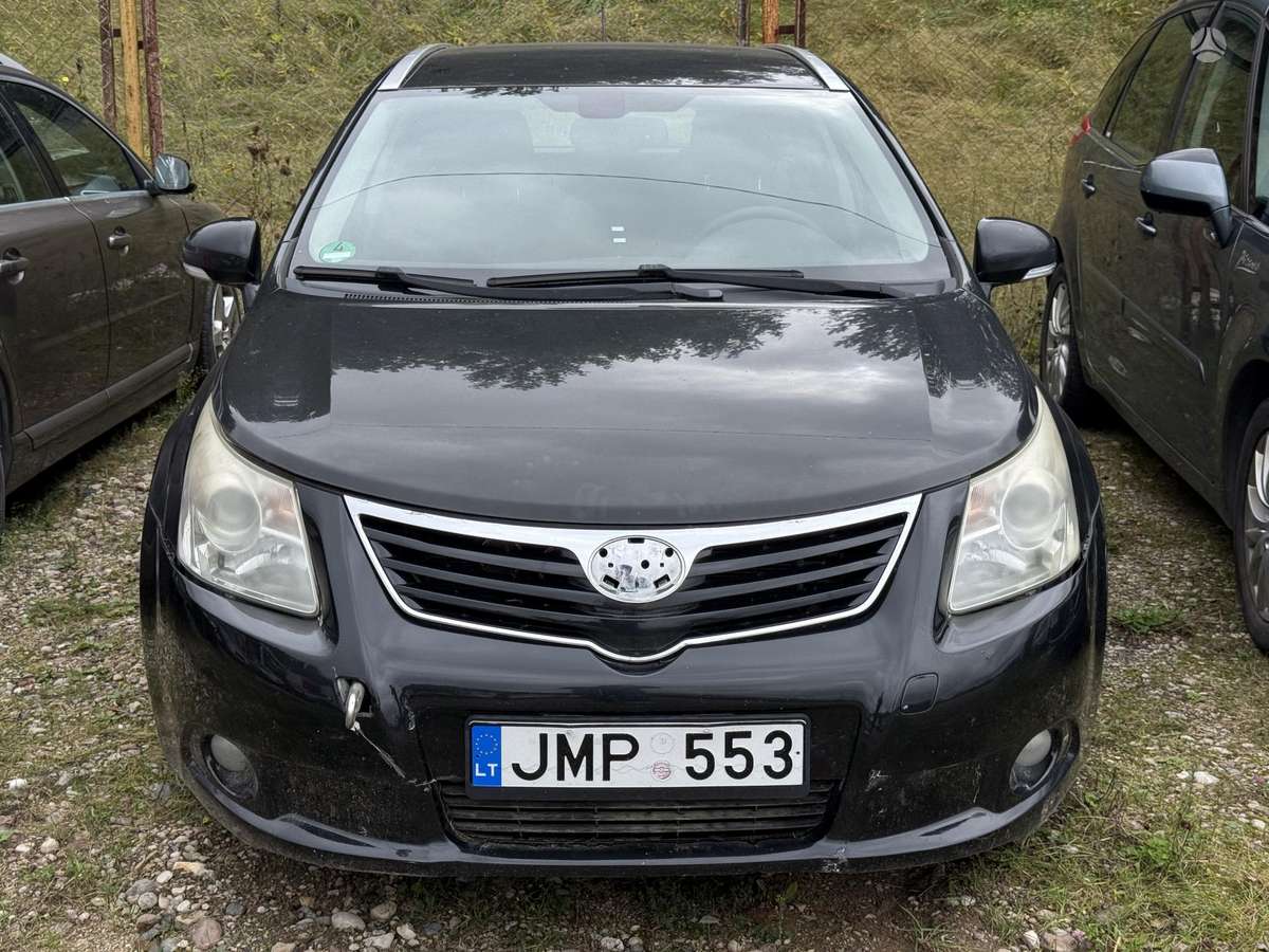 Toyota Avensis 2010 — rear view