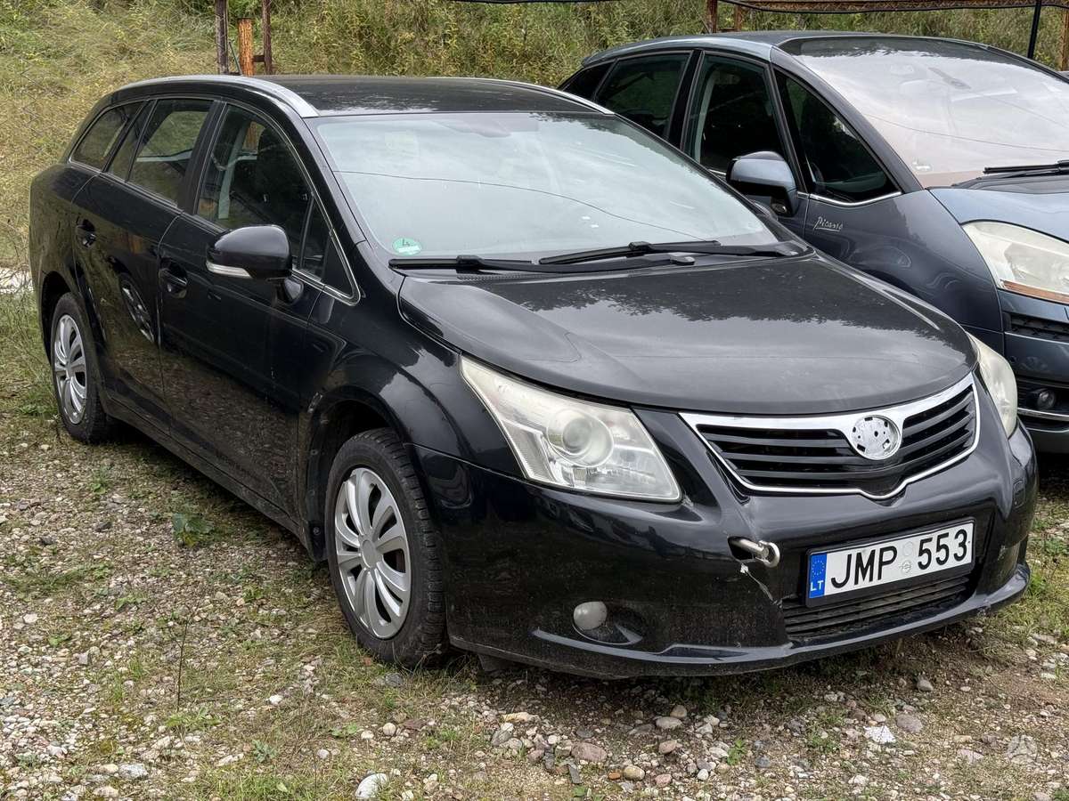 Toyota Avensis 2010 — interior
