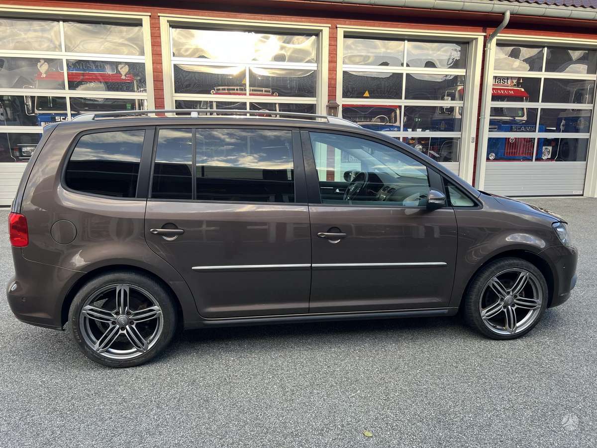 Volkswagen Touran 2011 — photo 14