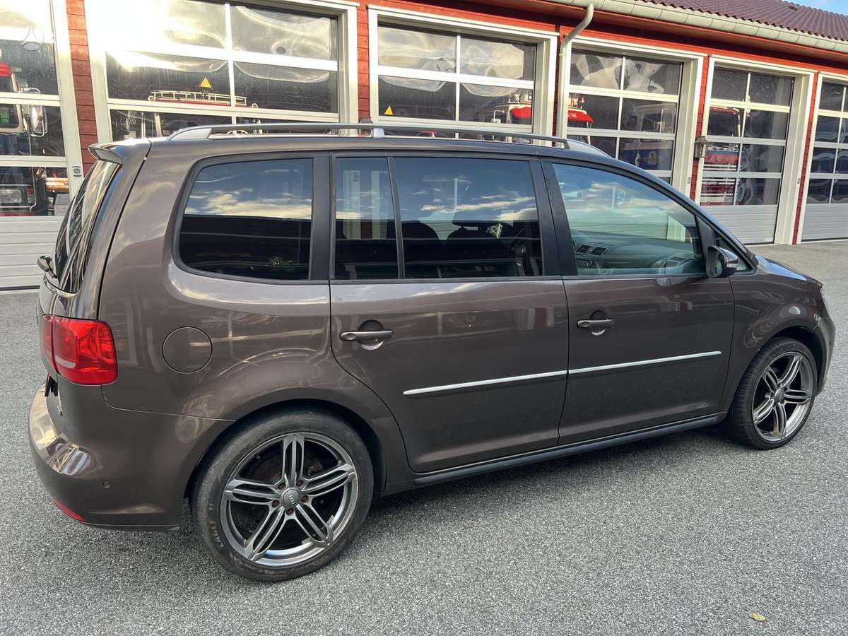 Volkswagen Touran 2011 — photo 15
