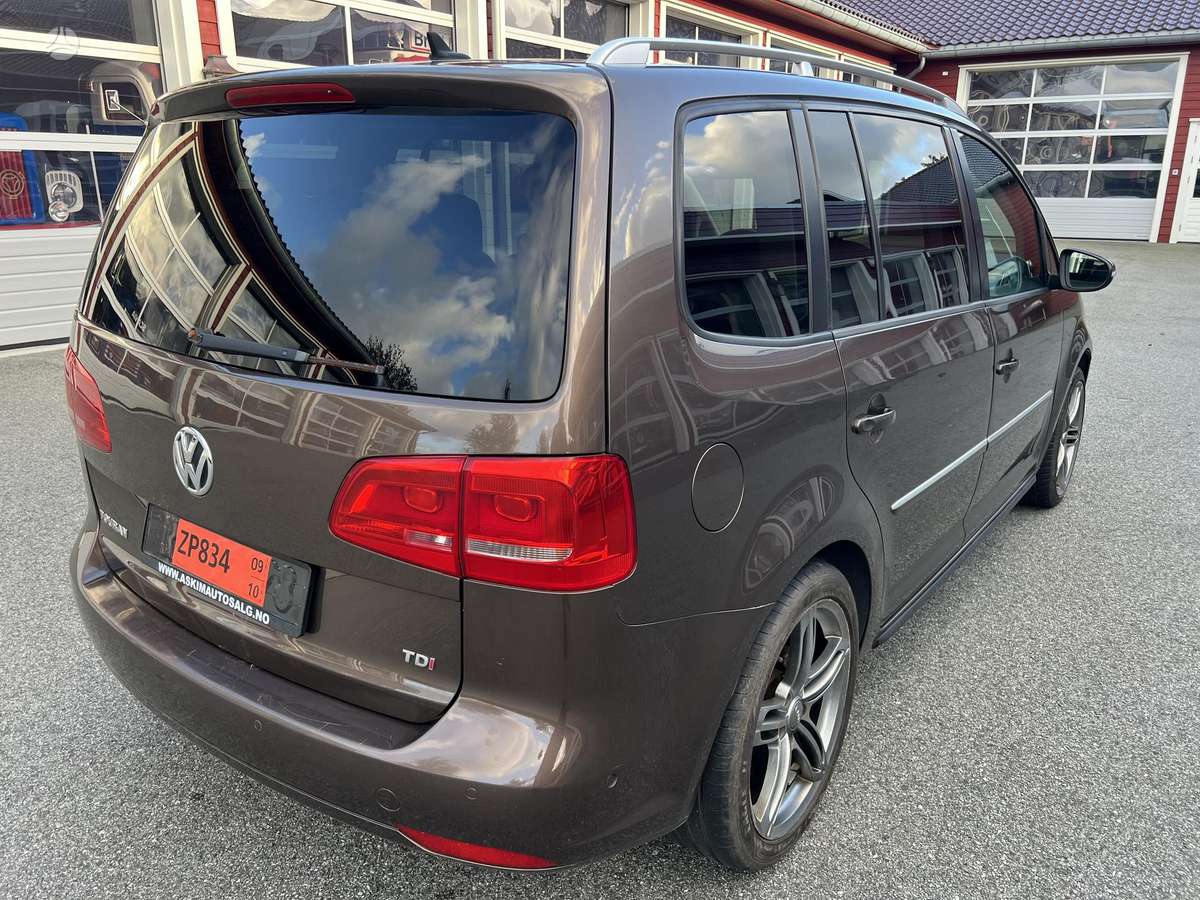 Volkswagen Touran 2011 — photo 17
