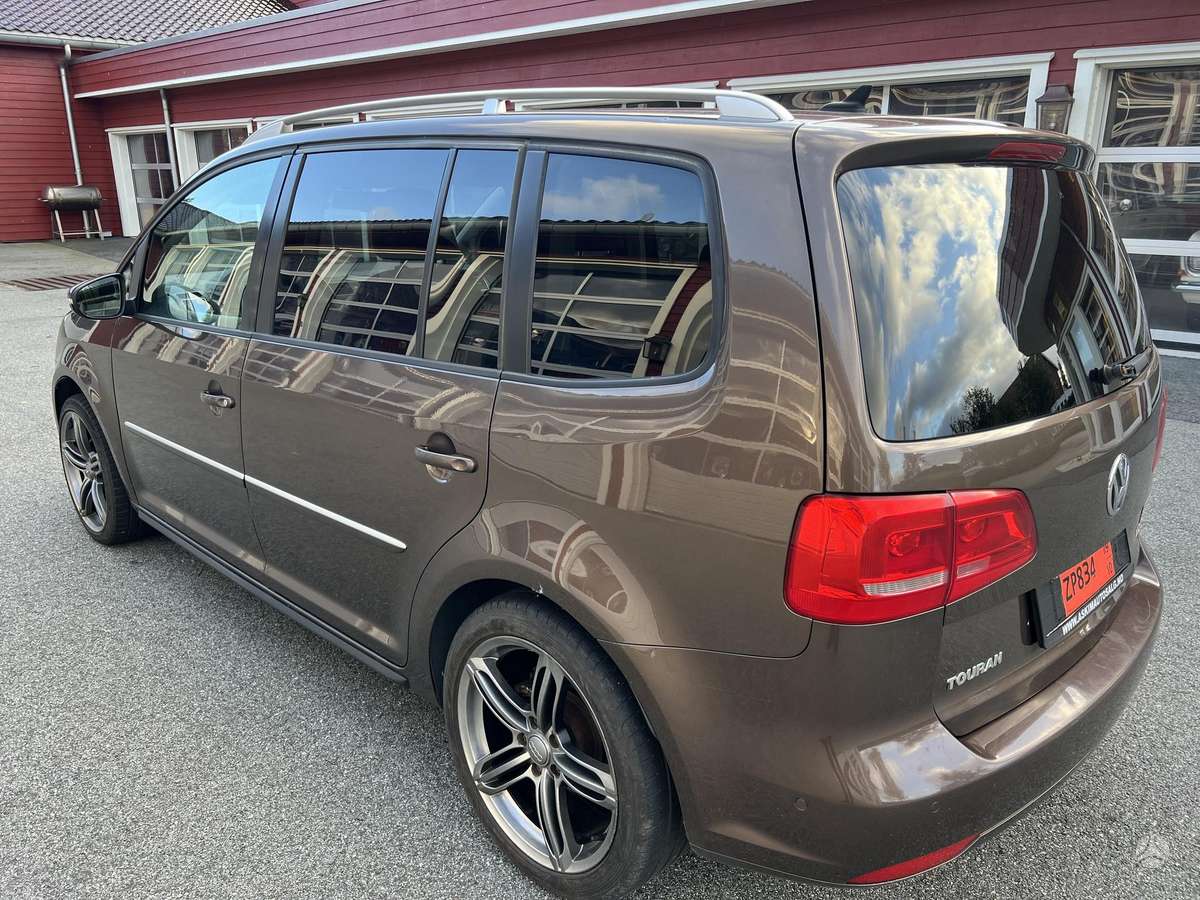 Volkswagen Touran 2011 — photo 21
