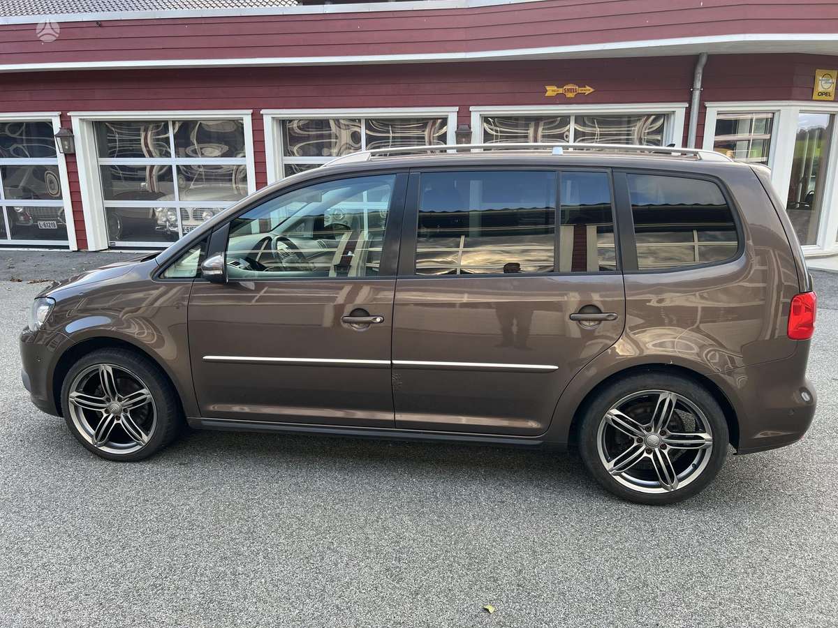 Volkswagen Touran 2011 — photo 24