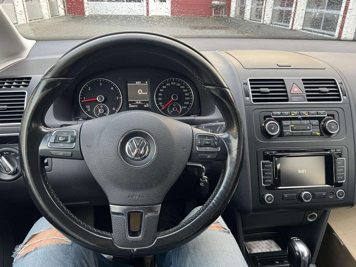 Volkswagen Touran 2011 — photo 25